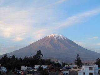 Pérou - Arequipa : volcan Misti depuis le toit de notre hostel