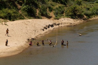Madagascar - train Manakara : rivière