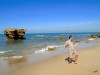 Australie : Benjamin fait la nounouille sur une plage de la Great Ocean Road