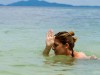 Thaïlande - Koh Phi Phi : Tohko beach, Cécile fait le requin !