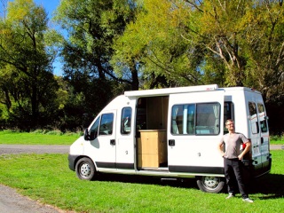 Nouvelle Zélande : grosse Titine, notre camping-car... dont Benjamin n'est pas peu fier !