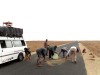Madagascar : ramassage de grains tombés de la galerie de notre taxi-brousse