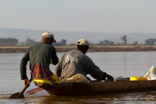 Madagascar - descente de la rivière Tsiribihina : pagayeurs