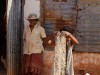 Madagascar - route de l\'Ouest : vendeuse de riz