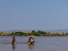 Madagascar - descente de la rivière Tsiribihina : scène de vie