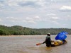 Madagascar - descente de la rivière Tsiribihina : sur la pirogue