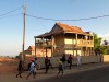 Madagascar - Morondava : écoliers en route pour l'école