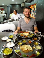 Inde - Mumbaï : Benjamin est heureux dans un All-you-can-eat végétarien